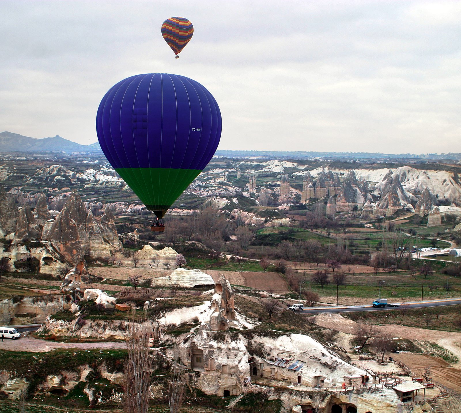 Vieux-Capadocia com fachadas renascentistas ao entardecer